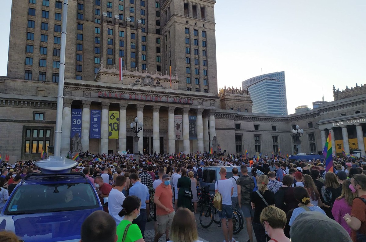 Warszawa połączyła się łańcuchem solidarności z Białorusią. Setki młodych ludzi wyszło na ulice stolicy