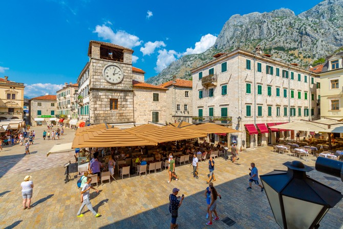 Tokom letnjih meseci, kada ovde sve vrvi od ljudi, čim pređete bedeme tvrđave koja i dan danas čuva Stari grad zapljusne vas - život u svoj svojoj lepoti. 