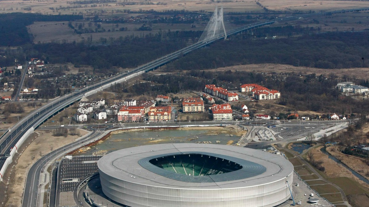 Policjanci w trakcie Euro 2012 będą nie tylko brać udział w zabezpieczeniu samych spotkań, do ich zadań będzie również należeć sprawdzenie pirotechniczne obiektów, konwojowanie drużyn piłkarskich, rozładowywanie korków i zapobieganie burdom czy ewentualnym zamachom.