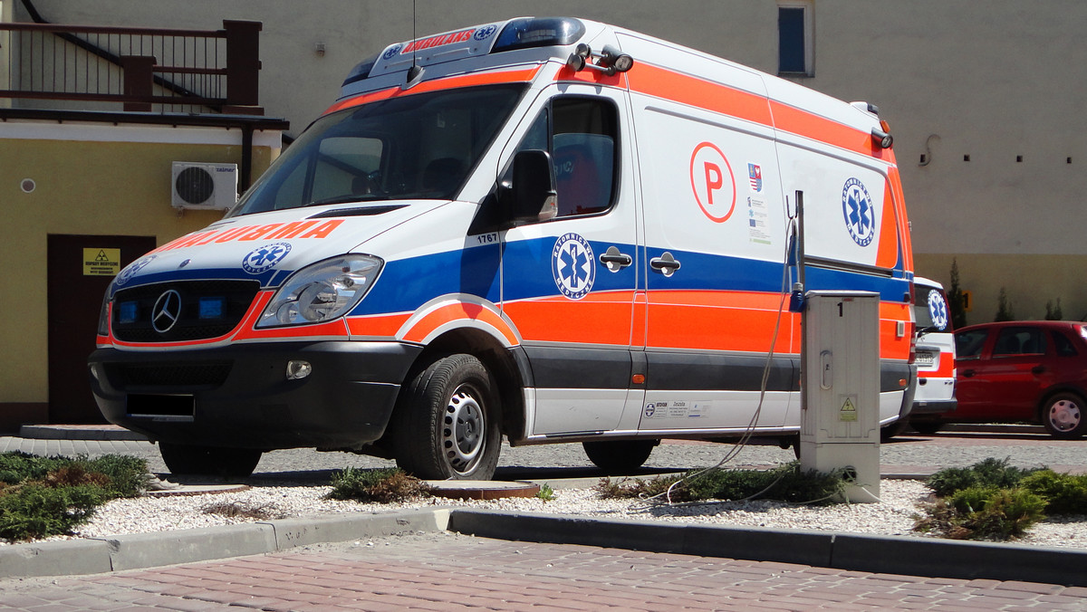 12 osób, w tym 5 dzieci, trafiło do szpitala w wyniku zderzenia dwóch aut, do którego doszło w sobotę wieczorem w centrum Radomia. Jeden z pojazdów wjechał w przechodzącą chodnikiem grupę pieszych.
