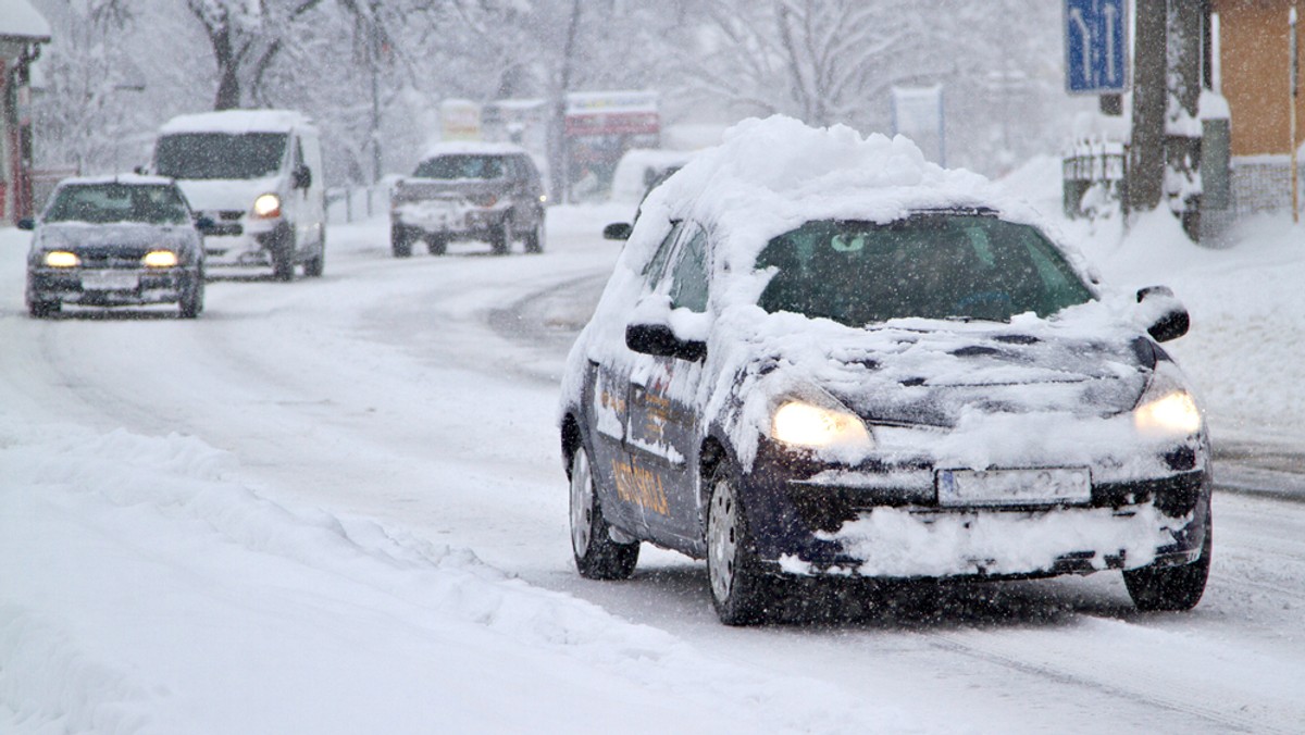 Potwierdzają się dotychczasowe prognozy pogody, mówiące o powrocie zimy. Jak informuje serwis Meteoprognoza.pl, w piątek na południowym wschodzie Polski spadnie śnieg, będzie wiał silny wiatr, a temperatury spadną nocą nawet do -10 stopni.