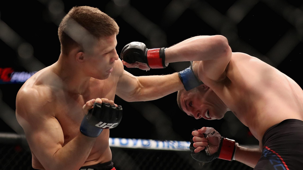 Niestety przygoda Marcina Helda (22-6) z UFC jak do tej pory nie układa się po jego myśli. Polak przegrał drugą walkę z rzędu. Tym razem sędziowie wskazali na niejednogłośne zwycięstwo Joe Lauzona (27-2). Werdykt był kontrowersyjny, albowiem wydawało się, że Held wygrał drugą i trzecią rundę. Nawet triumfator stwierdził, że nie zasłużył na zwycięstwo i doszło do sędziowskiej pomyłki.