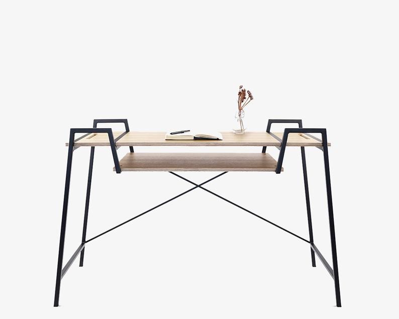 Le siège de fenêtre modulable sert de bureau ...