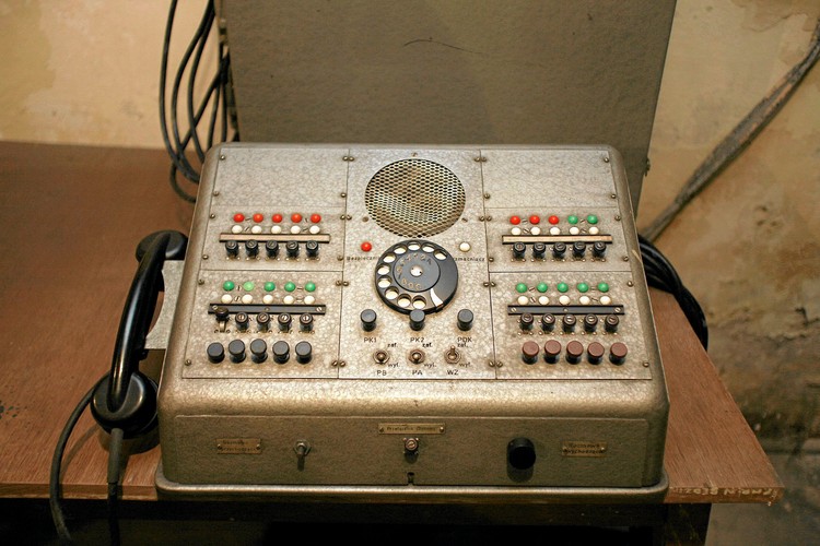 BĘDZIN. Wnętrze schronu przeciwatomowego wybudowanego w latach 50. XX wieku pod budynkiem miejscowego liceum imienia Cypriana Kamila Norwida