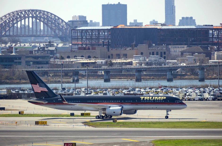 Trampov avion na aerodromu u Njujorku