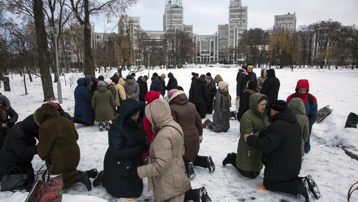 Ukraina. Ludzie modlą się na ulicach miast