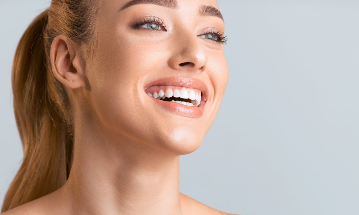 Działa na żółte zęby jak ścierająca polerka, wybiela do 5 odcieni.  To tani hit z drogerii