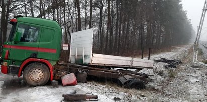 Ciężarówka wjechała pod szynobus. Są ranni. To maszynista i dwoje pasażerów