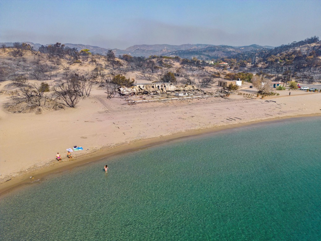 Spalone budynki na plaży na greckiej wyspie Rodos, 27 lipca 2023 r.