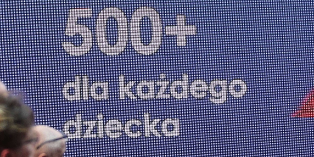 Prawo do świadczenia 500 plus będą miały wszystkie dzieci i nastolatkowie do 18. roku życia, również jedynacy bez względu na dochody rodziny.