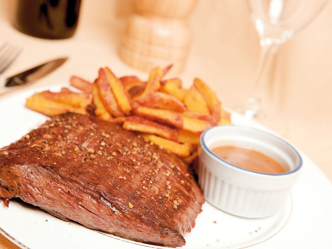 14433_PARISKI-FILE-U-BIBERU-stock-photo-steak-and-fries-on-a-plate-with-focus-on-the-steak-shutterstock_24863005
