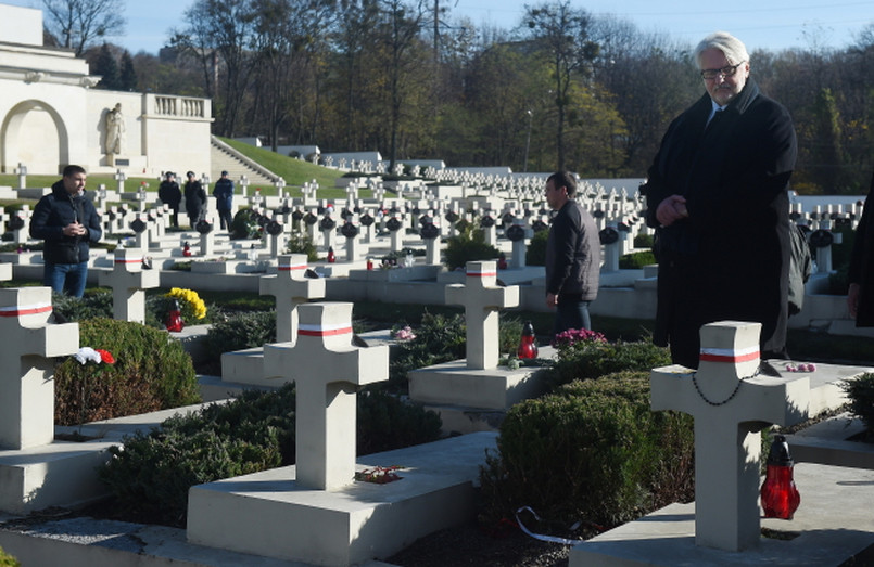 Witold Waszczykowski modli sie przy mogiłach na Cmentarzu Obrońców Lwowa na cmentarzu Łyczakowskim