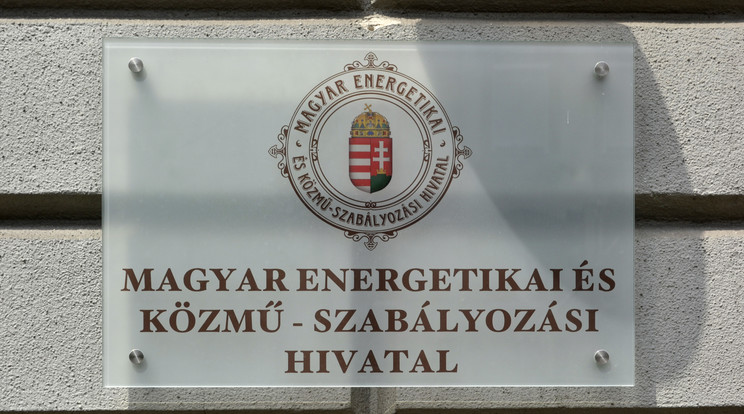 A Magyar Energetikai és Közmű-szabályozási Hivatal (MEKH) névtáblája a főváros V. kerületében, a Bajcsy-Zsilinszky úton / Fotó: MTVA Róka László