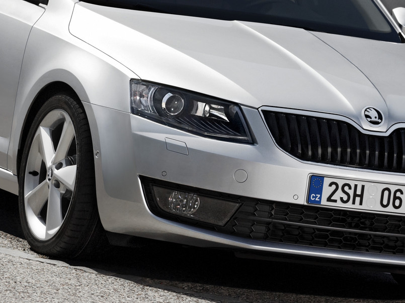 Octavia to oczko w głowie czeskiego producenta - jest najważniejszym modelem Skody, który wciąż bije rekordy popularności. Od 2009 roku jest najchętniej kupowanym autem w Polsce...