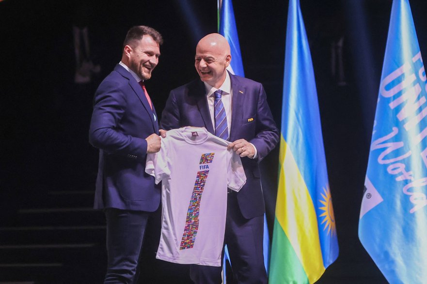 Marcin Oleksy i Gianni Infantino.