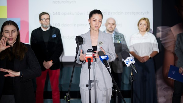 Projekt odpowiada na bardzo konkretne wyzwania społeczne, z którymi dziś się mierzymy Z jednej strony chcemy wzmacniać rodziny biologiczne, aby dzieci mogły w nich bezpiecznie dorastać. Z drugiej - rozwijać i wspierać pieczę zastępczą oraz pomagać młodym ludziom w wejściu w dorosłość – podkreśla Magdalena Wdowiak-Urbańczyk, dyrektor Departamentu Spraw Społecznych UM Wrocławia