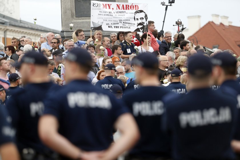 Miesięcznica. Ilu policjantów przypadało na jednego demonstranta?