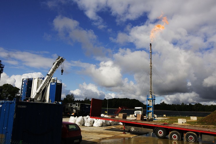 W LEBIENIU FIRMA 3LEGS RESOURCES ROZPOCZĘŁA WYDOBYCIE GAZU ŁUPKOWEGO URUCHOMIONO ŚWIECZKĘ GAZOWĄ SPALAJĄCĄ GAZ I ZAPOBIEGAJĄCĄ PRZEDOSTANIU SIĘ GAZU DO ATMOSFERY.