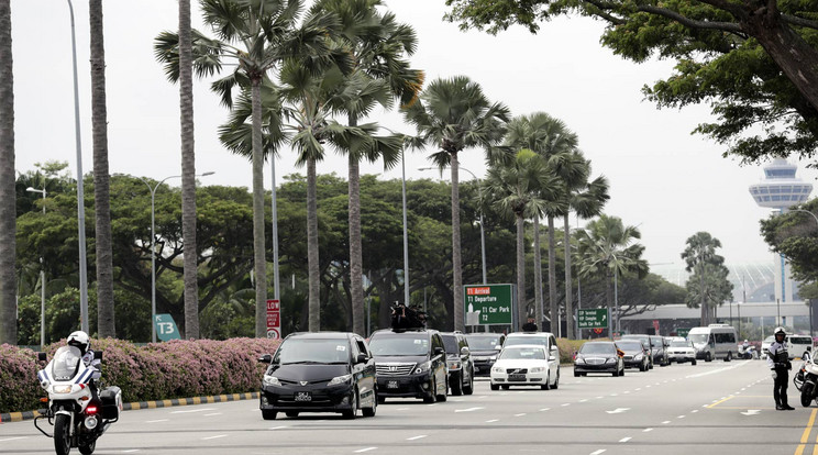 Kim Dzsong Un konvoját kísérik Szingapúrban a reptérről a városba / MTI Fotó -  EPA/MAST IRHAM