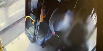 Atak nożownika w Krakowie. Wstrząsające nagranie z autobusu
