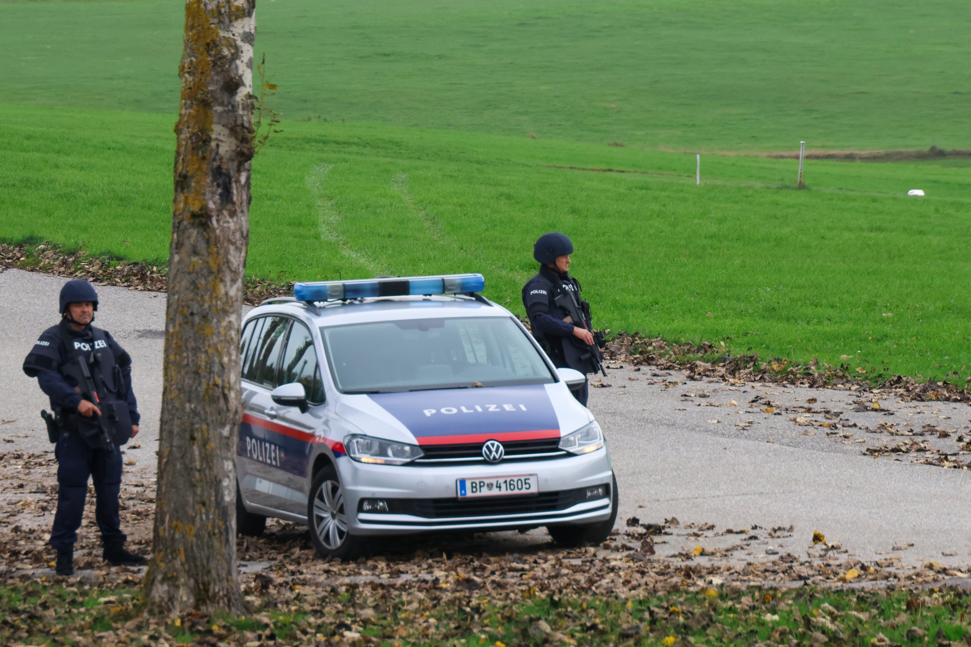 Policajti po streľbe na ceste, ktorá vedie do obce Fraunschalg pri meste Altenfelden v spolkovej krajine Horné Rakúsko na severe krajiny 28. októbra 2024.