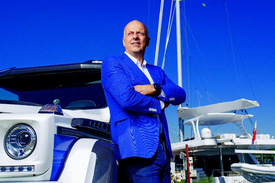 Francis Lapp, właściciel Sunreef Yachts, uwielbia wyprawy off-roadowe. Bezdrożami, zwłaszcza afrykańskimi, jeździ od blisko 30 lat. Dwukrotnie startował w Rajdzie Paryż-Dakar, raz dojechał do mety