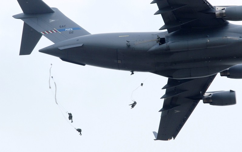 Chechło (woj. małopolskie), 05.05.2014. Żołnierze kanadyjscy na Pustyni Błędowskiej. (9)