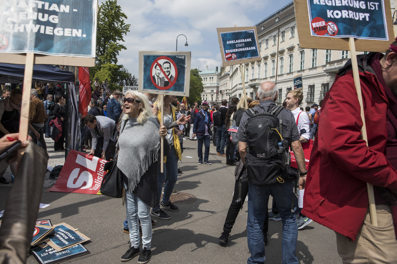 Demonstranci domagają się dymisji wicekanclerza Strachego po opublikowaniu nagrania z Ibizy. Wiedeń, maj 2018 r.