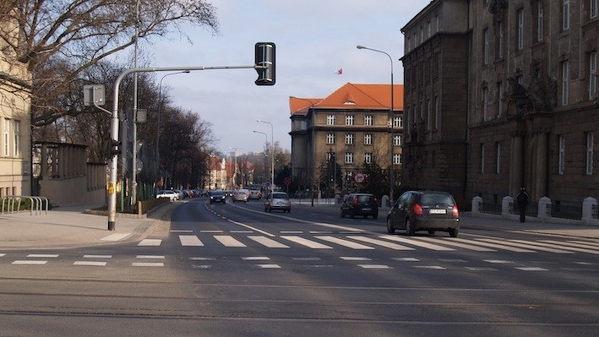 Jak informuje Aquanet, w związku z realizacją inwestycji w alei Niepodległości w nocy z 20 na 21 sierpnia oraz z 21 na 22 sierpnia skrzyżowanie Al. Niepodległości i Solna będzie całkowicie zamknięte dla ruchu samochodowego.