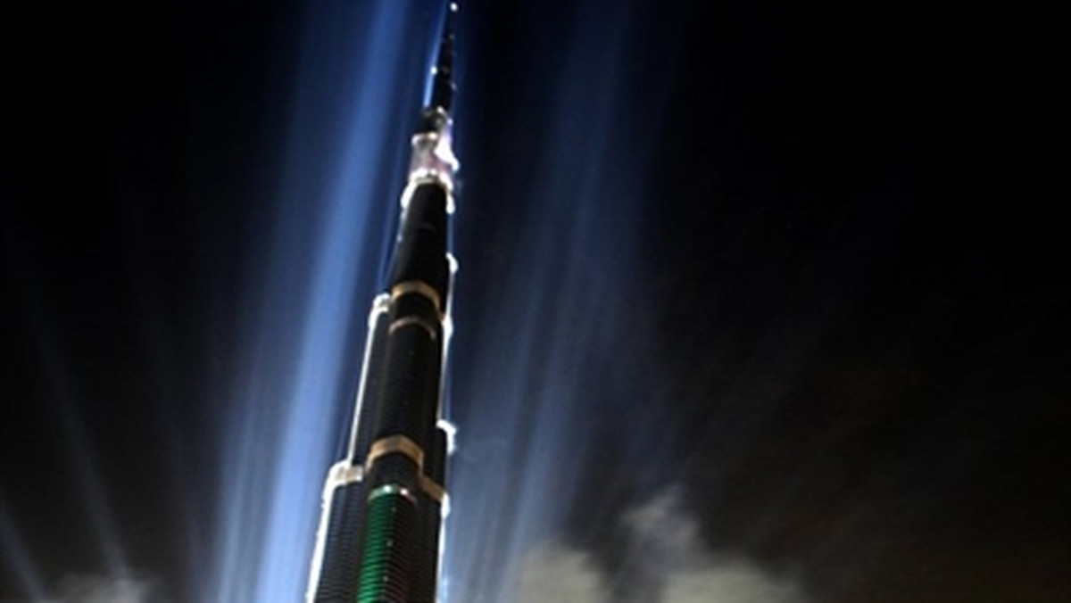 Najwyższy budynek na świecie, Burj Dubai, został otwarty przez emira Dubaju, szejka Muhammada ibn Raszida al-Maktuma. Wieża ma 828 metrów - poinformowała w czasie inauguracji telewizja publiczna. Wcześniej dane te utrzymywano w tajemnicy.