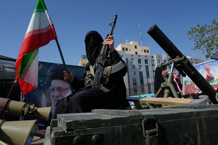 Pripadnica paravojne jedinice Basidž, povezane sa Iranskom revolucionarnom gardom