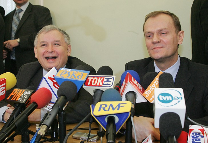 Rozmowy koalicyjne z Donaldem Tuskiem się nie udały. Platforma nie chciała, ale nie chciał chyba za bardzo i Jarosław Kaczyński. Nikt do nikogo nie mierzył z pistoletu. Ale obaj panowie przez wiele miesięcy nie zauważali się na sejmowych korytarzach. a gdy już do siebie zagadali, byli ze sobą, inaczej niż przez kilkanaście ostatnich lat, na pan.