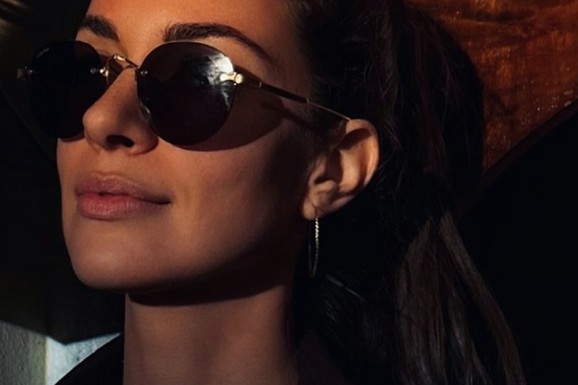 KOSJERINA SE OPUŠTA U KAFANI Ispred nje karirani stolnjak i vino, a iza nje bure: Voditeljka RTS-a ne skida naočare za sunce (FOTO)