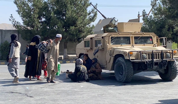 Talibowie przed lotniskiem w Kabulu