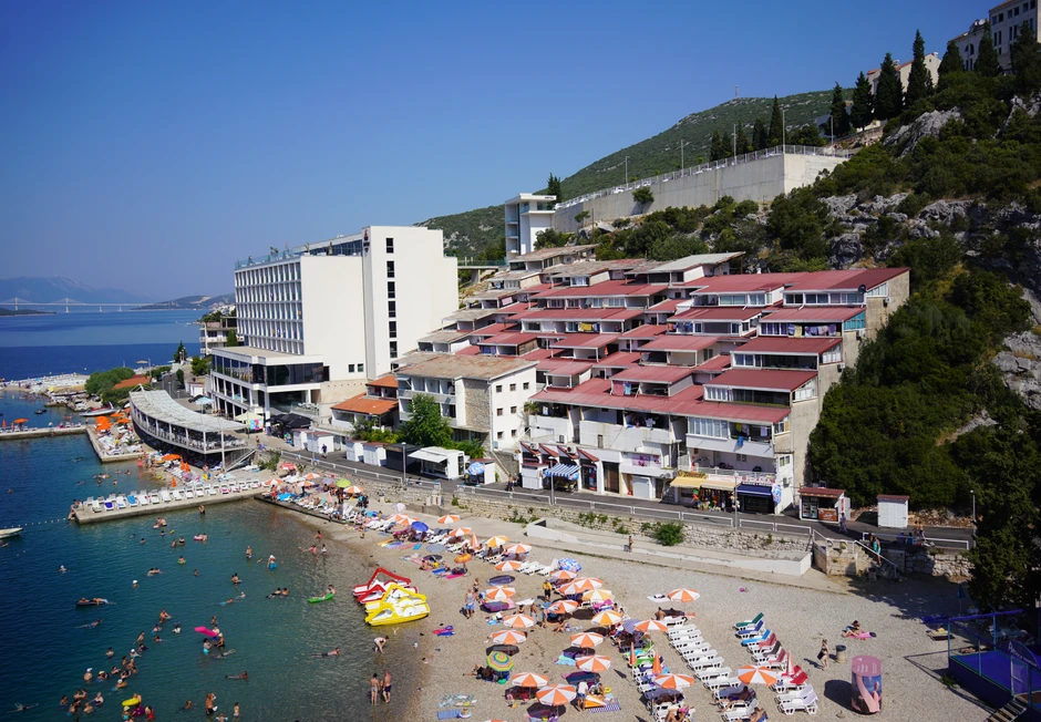 Gradske plaže imaju šljunak i beton u Neumu i ove sezone veliki broj turista hrli ka njima