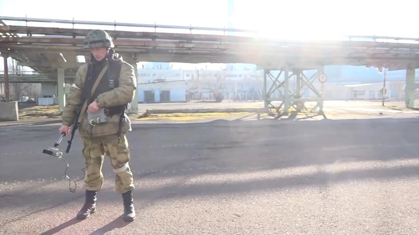 Ruski vojnik meri radijaciju u nuklearnoj elektrani Černobilj 26. februara 2022.