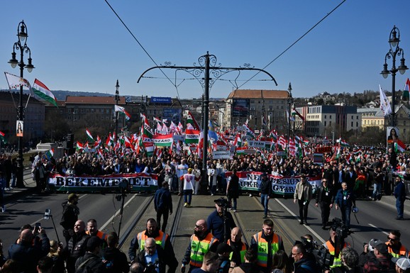 (FOTO) "OVAJ DOGAĐAJ BI MOGAO DA ODLUČI IZBORE" Stotine hiljada ljudi na ulicama Budimpešte, prevoz obustavljen, prodavnice zatvorene: Počeo najveći POLITIČKI OKRŠAJ!