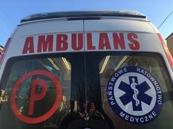 19-latek nabił się na ogrodzenie. Do szpitala pojechał z fragmentem płotu