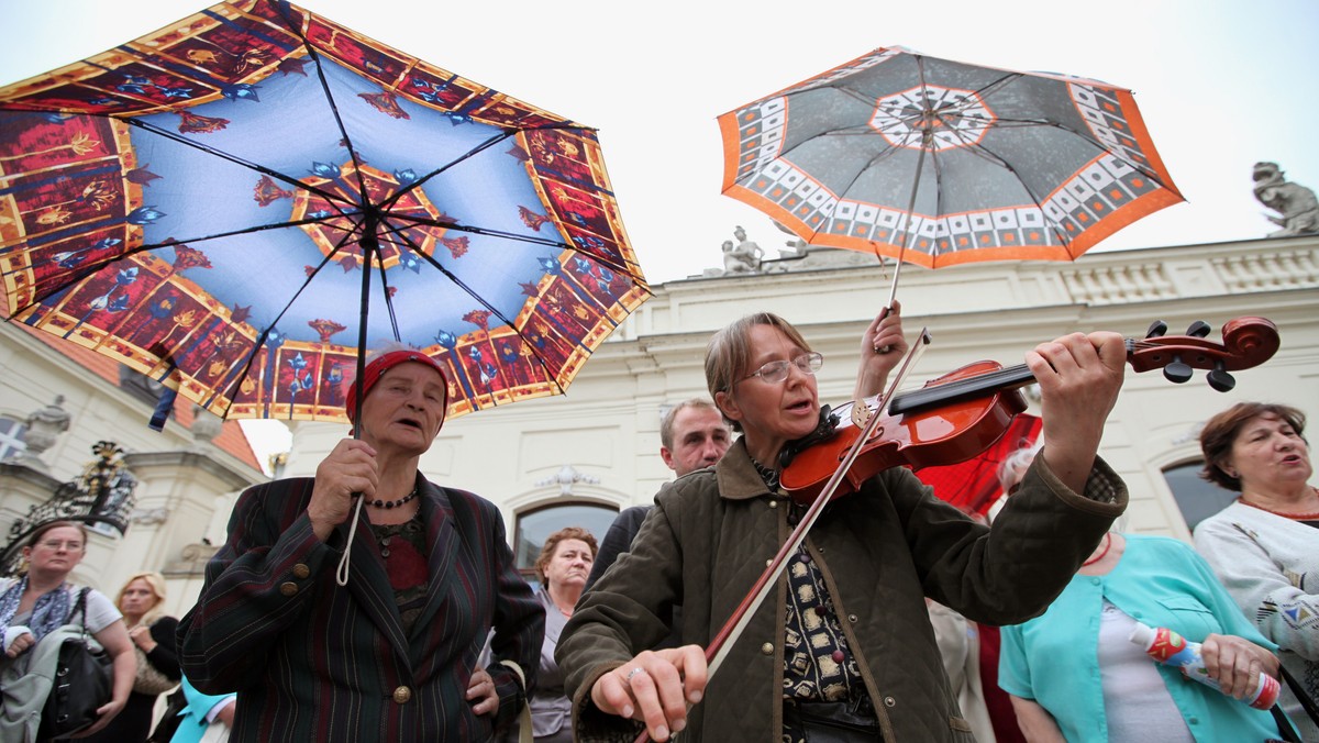 Po dzisiejszej sesji Rady Warszawy wiadomo, że "miasto nie jest stroną w sprawie krzyża przed Pałacem Prezydenckim" oraz, że o ewentualnym pomniku upamiętniającym ofiary katastrofy smoleńskiej powinni zdecydować warszawiacy. Mówiła o tym prezydent stolicy Hanna Gronkiewicz-Waltz, która wieczorem w TVN24 powiedziała, że "albo krzyż przeniesiemy, albo tych ludzi (pod krzyżem przed Pałacem - red.) zostawimy, byle tam nie było koczowiska".