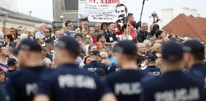 Miesięcznica. Ilu policjantów przypadało na jednego demonstranta?