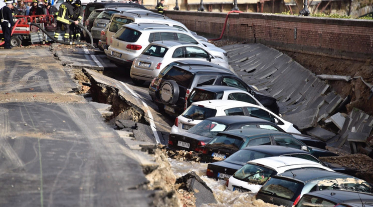 Járművek egy szakadékban, miután 200 méter hosszan beszakadt az úttest a Firenzét átszelő Arno folyó mellett a Ponte Vecchio és a Ponte Le Grazie híd között - Fotó: MTI