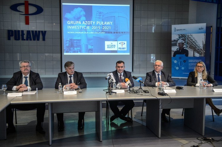Minister skarbu Włodzimierz Karpiński (C), prezes Zarządu Grupy Azoty Zakłady Azotowe Puławy S.A. Marian Rybak (2P), wiceprezes firmy Zenon Pokojski (2L), dyrektor Grupy Energetycznej w PwC Dorota Dębińska-Pokorska (P) i prezes Zarządu Elektrowni Puławy Zygmunt Kwiatkowski (L) ,29 bm. podczas konferencji prasowej 'Inwestycje 2015-2021 -