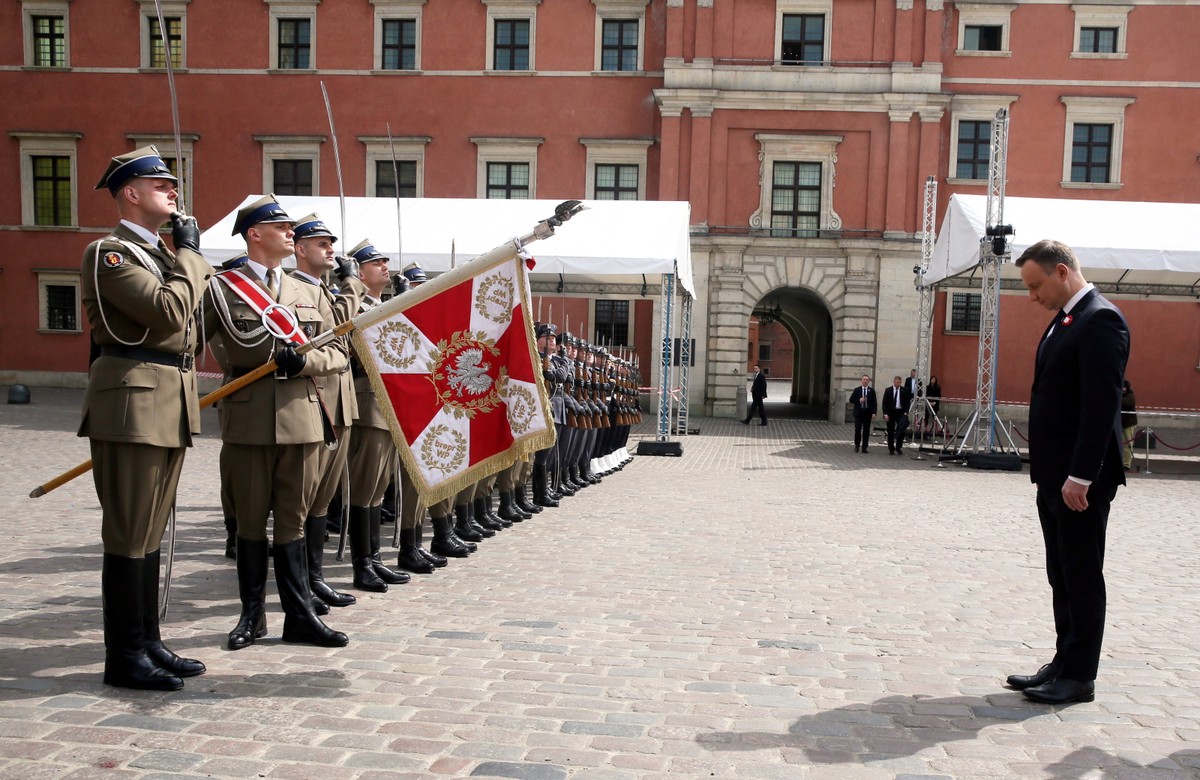 W uroczystości na dziedzińcu Belwederu z okazji Dnia Flagi oraz Dnia Polonii i Polaków za Granicą uczestniczyli m.in. małżonka prezydenta Agata Kornhauser-Duda, marszałek Sejmu Marek Kuchciński oraz ministrowie rządu i parlamentarzyści.