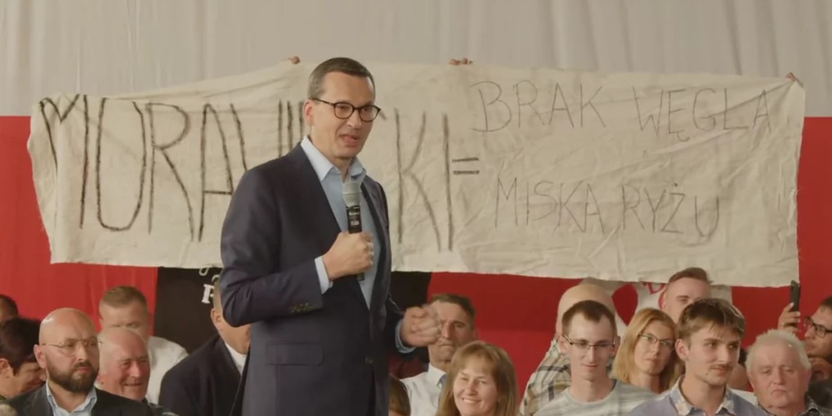 Na spotkanie z premierem Mateuszem Morawieckim komuś udało się przemycić pewien transparent.