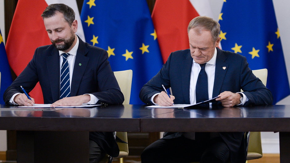 Donald Tusk i Władysław Kosiniak-Kamysz w trakcie parafowanie umowy koalicyjnej