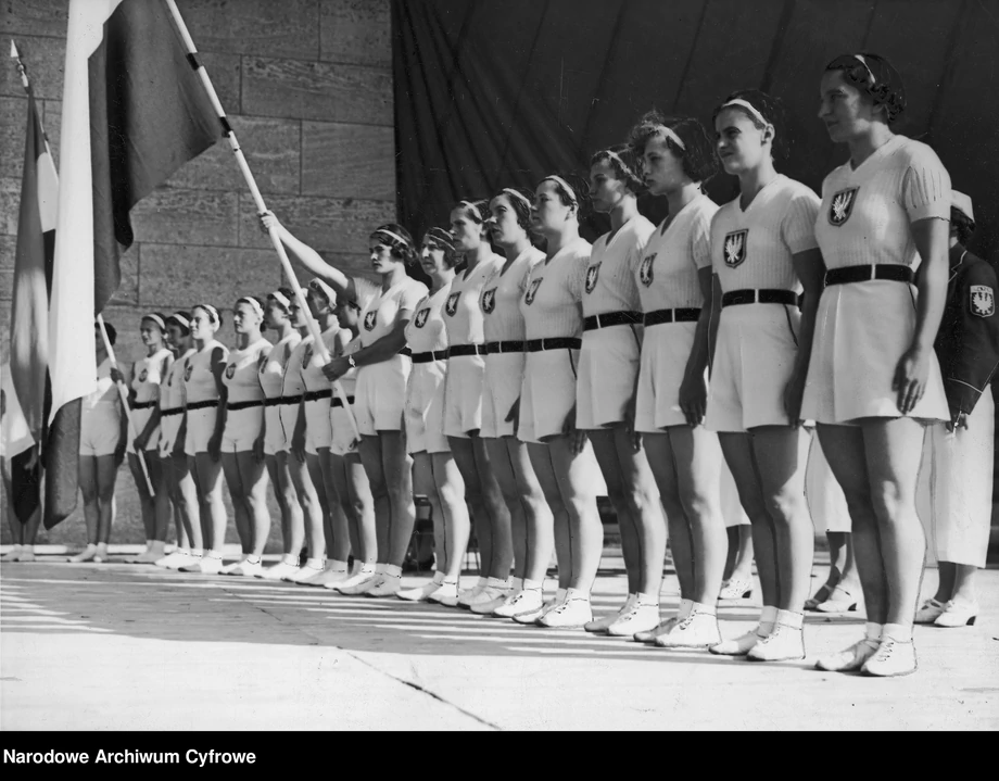 Polskie gimnastyczki ze sztandarem przed rozpoczęciem zawodów – olimpiada w Berlinie 1936 r.