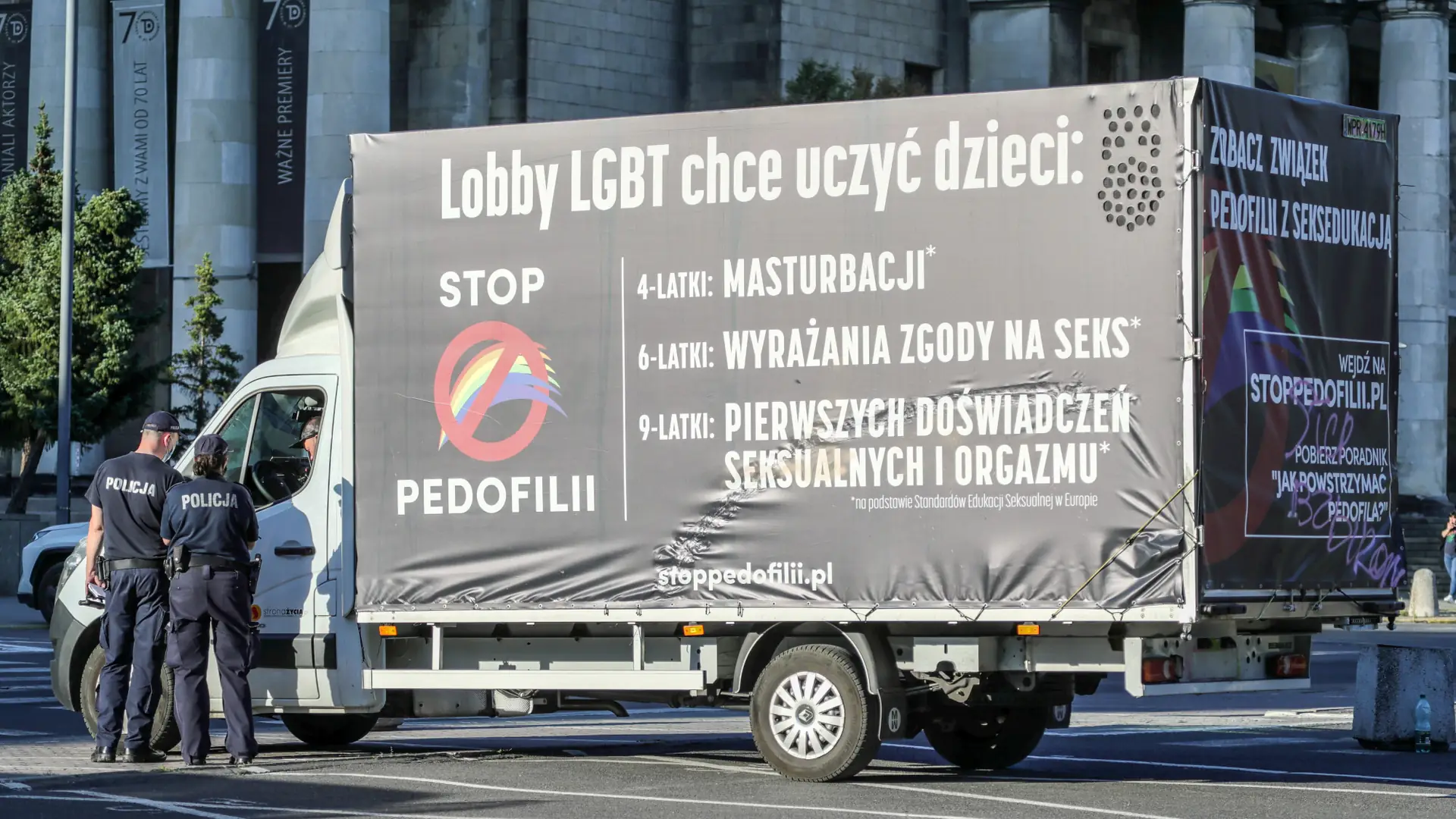 Jak usunąć z ulic ciężarówki anty-LGBT? "Trzaskowski ma narzędzia, ale z nich nie korzysta"