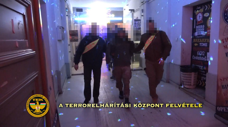Zavart, késes férfit vettek őrizetbe Erzsébetvárosban / Fotó: police.hu/pillanatkép a videóból