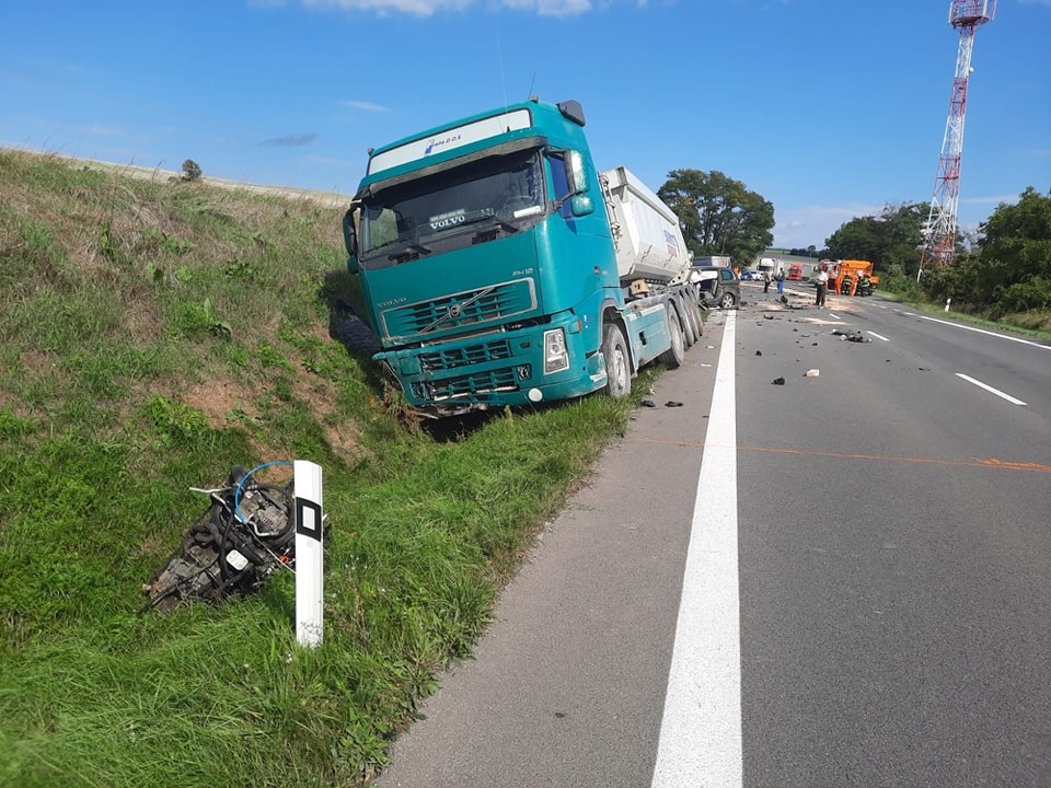 Polícia zasahovala pri dopravnej nehode troch nákladných áut s osobným vozidlom.