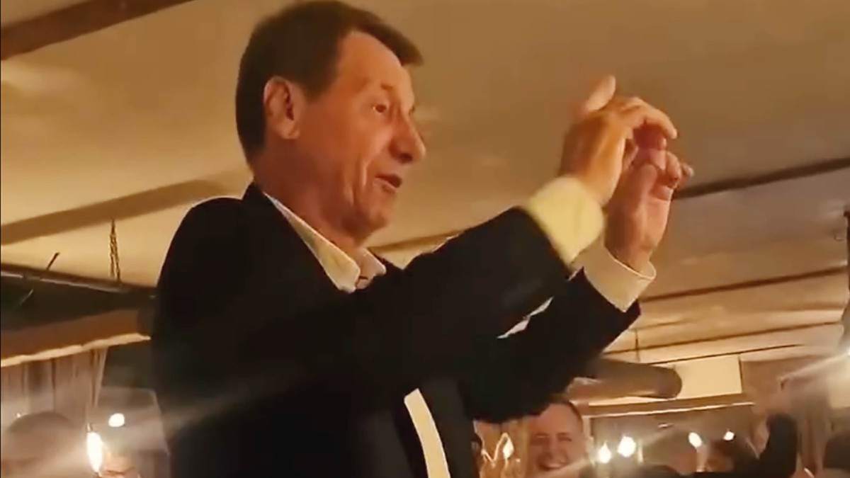 STEFAN KARIĆ I MOKA SLAVNIĆ ZAJEDNO IGRAJU I PEVAJU NA SVADBI Košarkaš se popeo na stolicu pa pao u trans zbog OVE PESME, nastalo opšte ludilo (VIDEO)